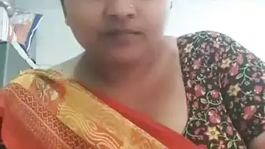 Chubby MILF in saree showing naked boobs and pussy