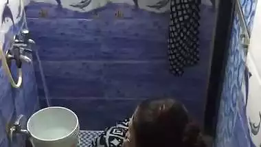 Pony tail bhabhi nude bath caught by neighbor