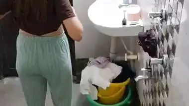 Neighbor girl boobs show before bathing viral MMS