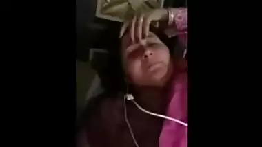 Phone conversation doesn't prevent Desi woman from doing XXX things